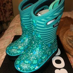 BNIB BOGS BOOTS GIRLS 8